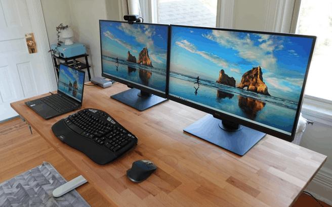 Een werkplek op basis van een laptop met Thunderbolt.