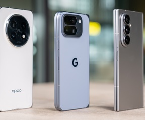 De Google Pixel 10 Pro Fold naast de Oppo Find N5 (links) en Samsung Galaxy Z Fold7 (rechts)