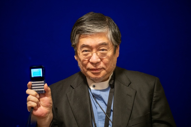 Kazuhiko Nishi met een MSX0 stack met het kenmerkende blauwe MSX BASIC-scherm