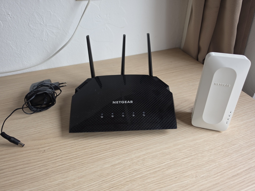Netgear RAX10 en extender EAX12 aangeboden - Vraag & Aanbod - Tweakers