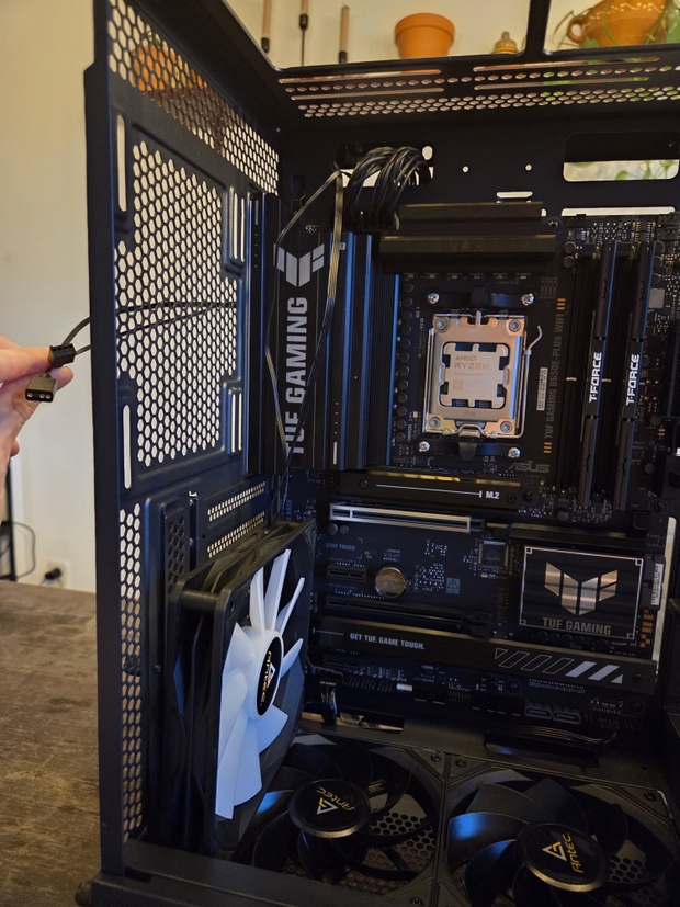 Afbeeldingslocatie: https://tweakers.net/i/LJZFC011rvq1sbjDPnegu9G-tCM=/620x/filters:strip_icc():strip_exif()/m/2271134/1W2ai3elADqkUKVjb1Oapcxkk9CZ3Iw51kmdmY8GDTL54ZOrme.jpeg?f=620xauto