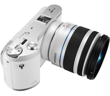 Samsung NX300M + 18-55mm f/3.5-5.6 OIS i-Function + SEF-8A Flitser (Duits model) Wit