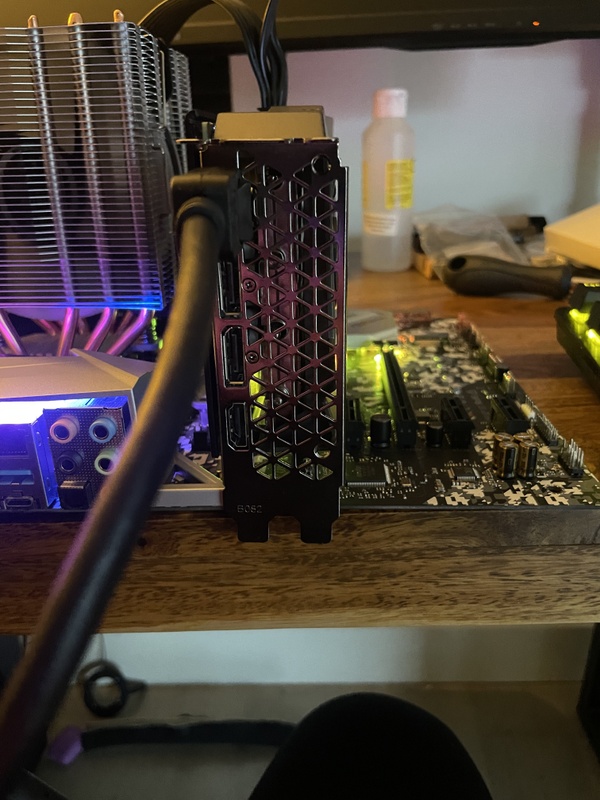 Afbeeldingslocatie: https://tweakers.net/i/MPdj4hUoJ6BTBF4-SgsxGX1QxEY=/x800/filters:strip_icc():strip_exif()/f/image/R6s80C24CyOJ4qjVYjdvvv0m.jpg?f=fotoalbum_large