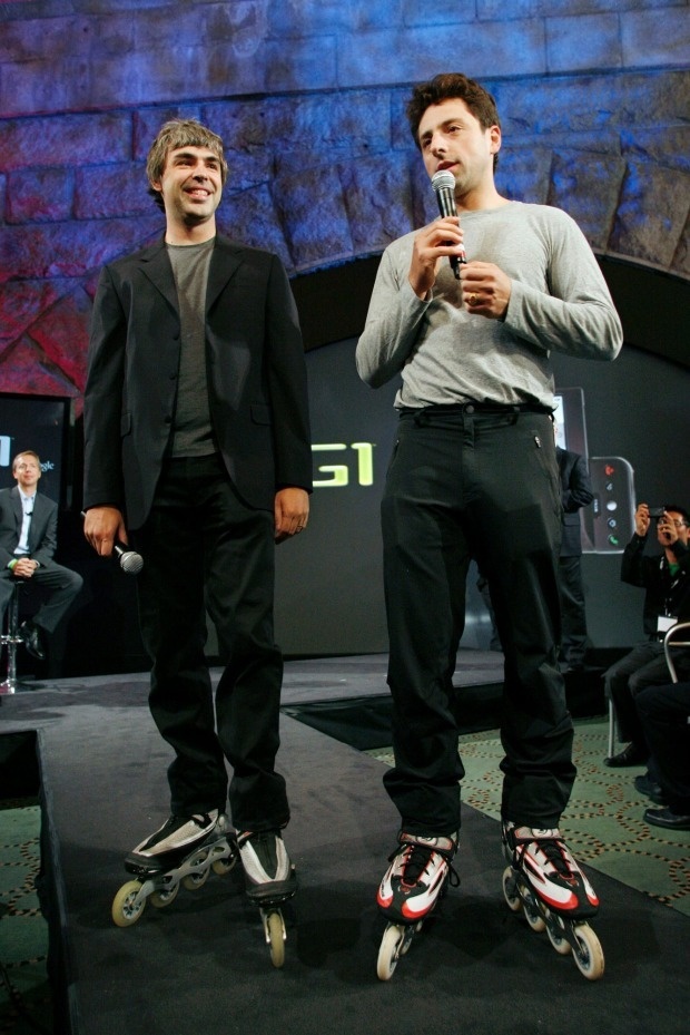 Google-oprichters Sergey Brin en Larry Page op rolschaatsen tijdens T-Mobile G1-presentatie. Foto: Stuart Ramson/AP