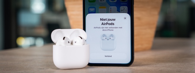 iPhone 17e met AirPods 4