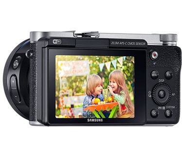 Samsung NX3000 + 16-50mm F3.5-5.6 Power Zoom Zwart