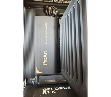 Xenith Expert Epoch - Ryzen 9 9900X3D - GeForce RTX 5070 Ti - 32 GB DDR5 - 2 TB Samsung ssd