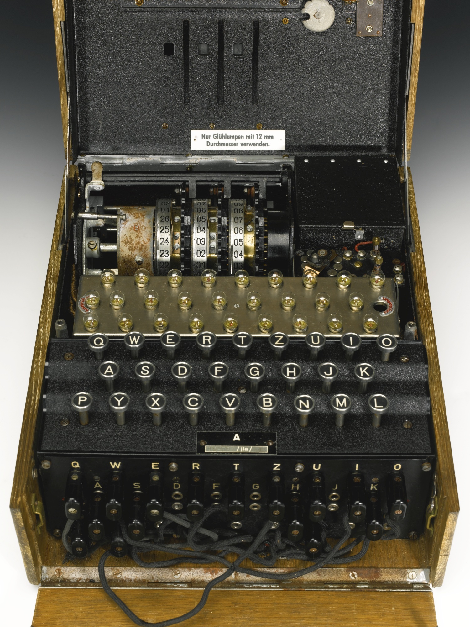Codeermachine Enigma uit Tweede Wereldoorlog brengt 212.000 euro op bij ...
