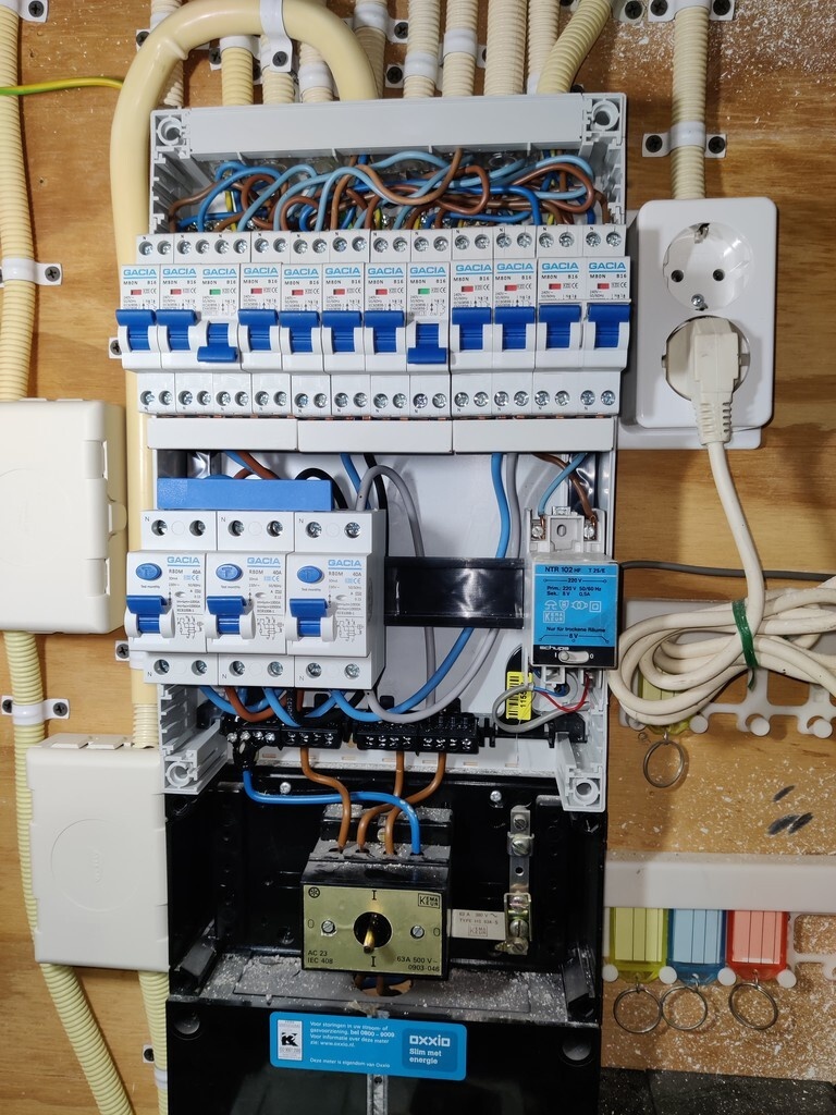 Groepenkast met gesmolten nul aansluitblokje