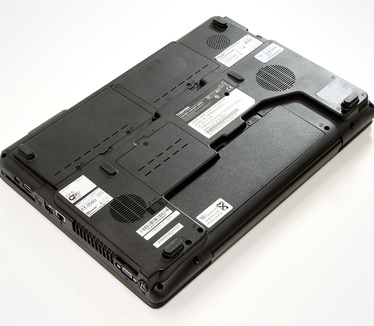 Toshiba Satellite X200-21R - onderzijde