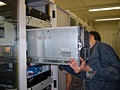 Atlas in het rack getilt