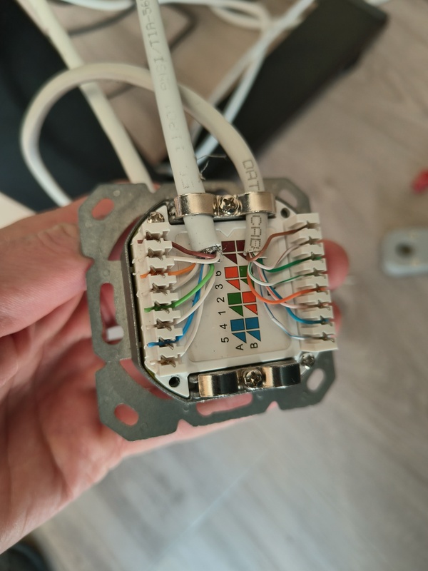 Afbeeldingslocatie: https://tweakers.net/i/PLA8bImOs62V3OLhr43OOL9Uzgg=/x800/filters:strip_icc():strip_exif()/f/image/N1IILwGjzh6bDszM0JLgTGL2.jpg?f=fotoalbum_large