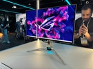 ASUS ROG Swift OLED PG27AQWP-W. Foto's: Tweakers