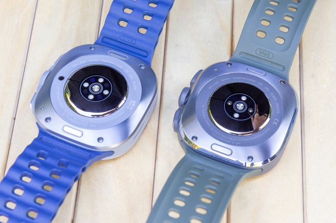 De sensors van de Galaxy Watch Ultra (links) en Ultra2