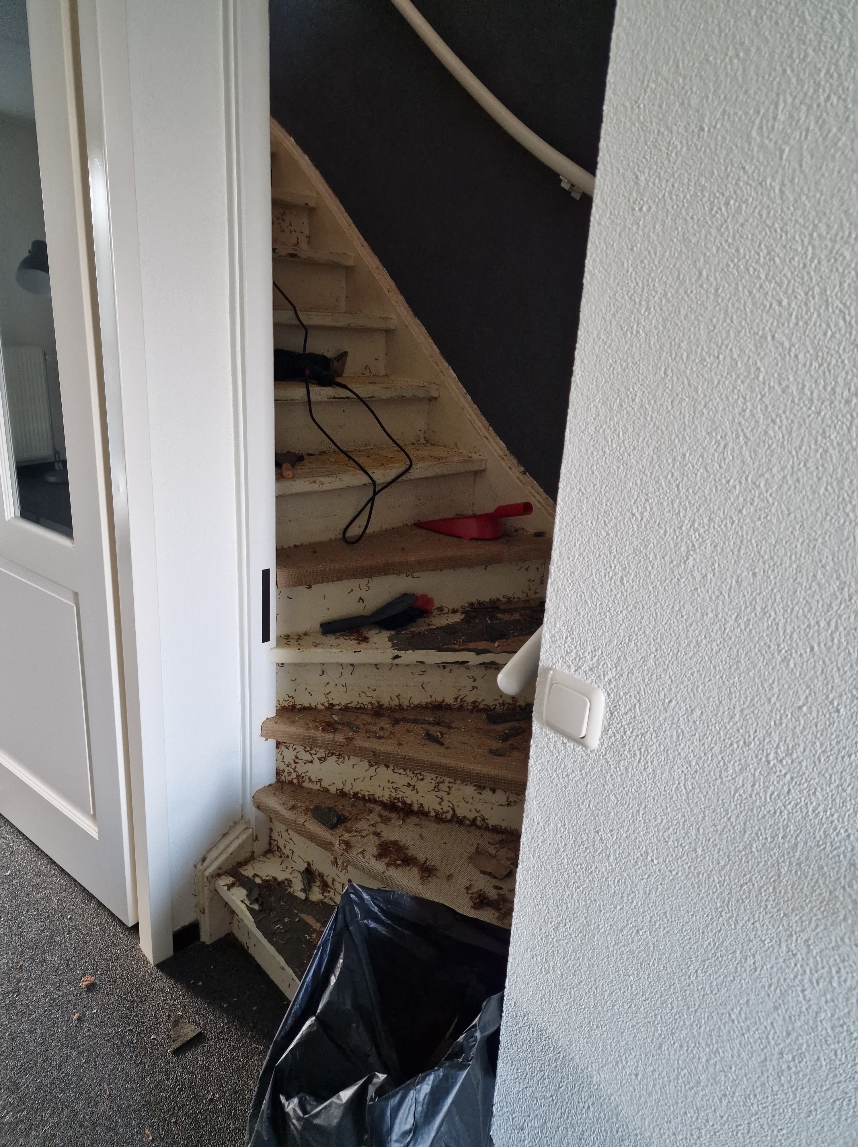 vloerbedekking-trap-verwijderen-jute-en-nog-een-laag-bouwen-en