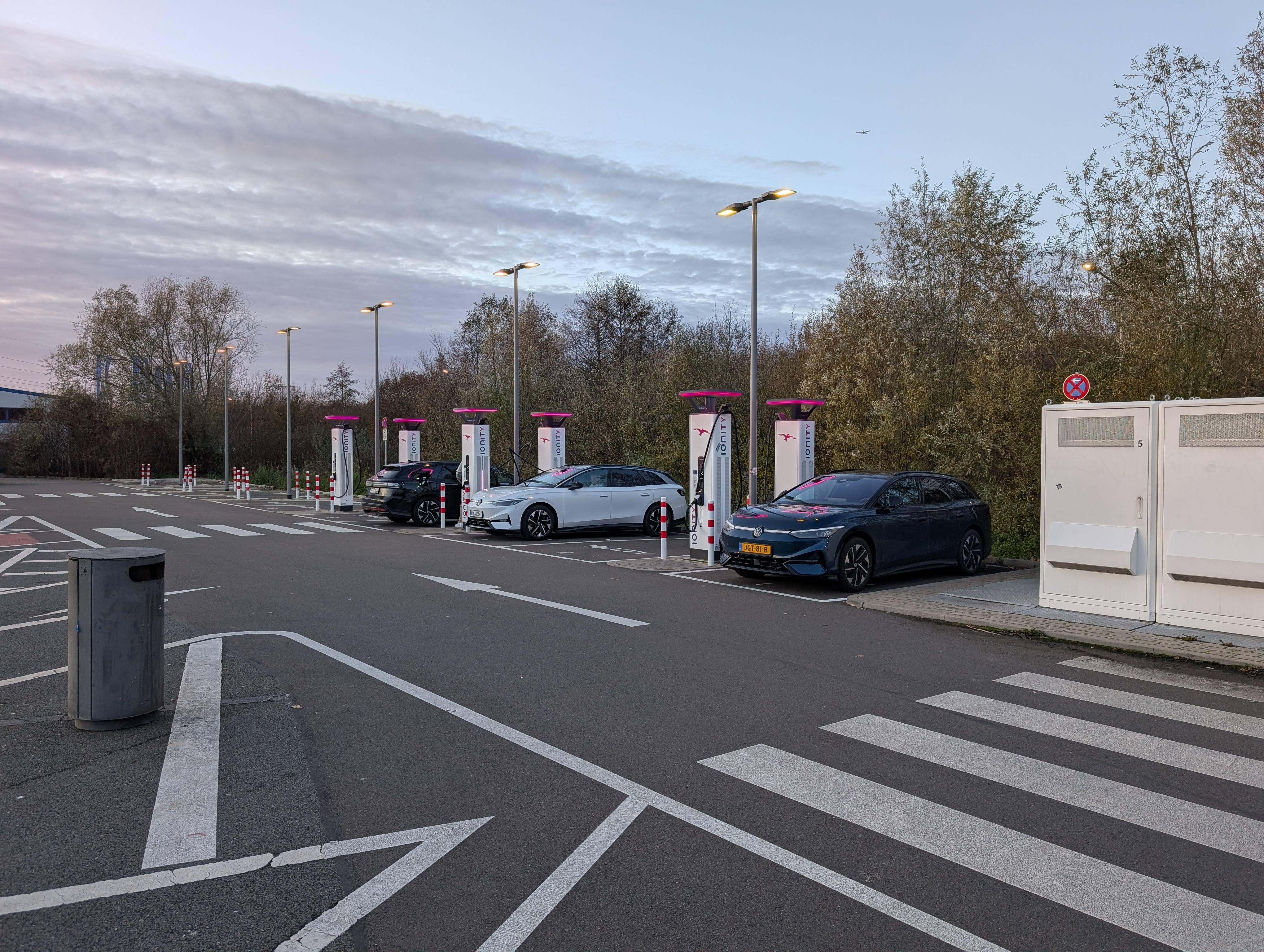 Afbeeldingslocatie: https://tweakers.net/i/QEps07BRX8ZHqQ0RVfDvGdCBvkE=/fit-in/4920x3264/filters:max_bytes(3145728):no_upscale():strip_icc():strip_exif()/f/image/BXtFSpFATgzxRgzRAe4eGZUz.jpg?f=user_large