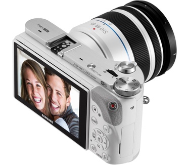 Samsung NX300M + 18-55mm f/3.5-5.6 OIS i-Function + SEF-8A Flitser (Duits model) Wit