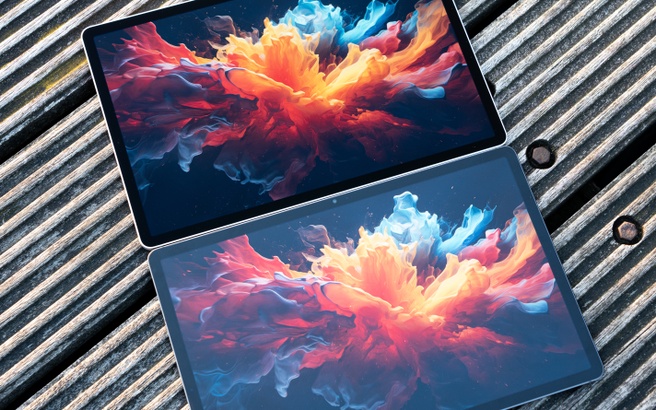 Boven: Tab S10+ met een op papier slechter beeldscherm. Onder: Tab S9+