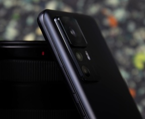 Motorola Moto Edge 30 Ultra vs Xiaomi 12T Pro- zijkant
