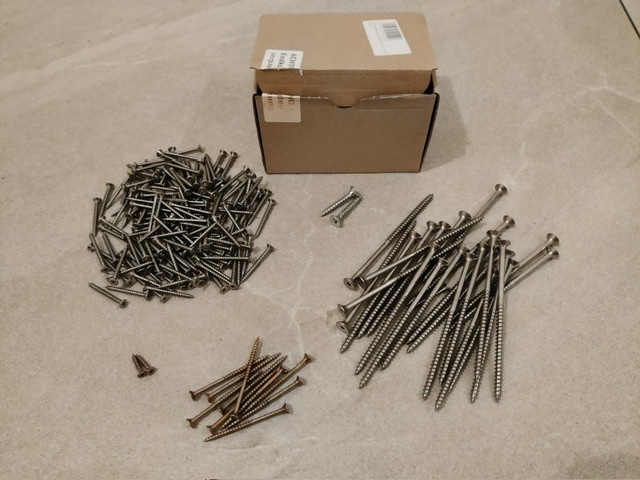 Doosje met overgebleven schroeven na bouw overkapping