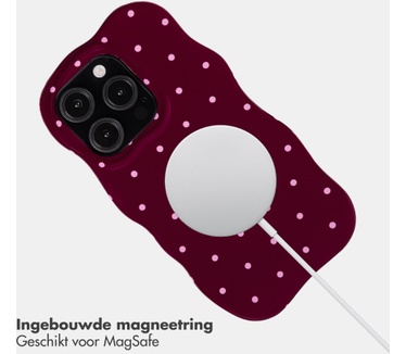 Selencia Vivid Wavy Backcover met MagSafe voor de Apple iPhone 15 Pro - Happy Dots Burgundy