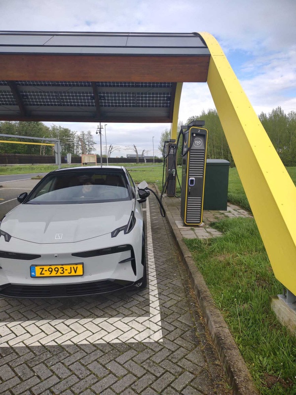 Afbeeldingslocatie: https://tweakers.net/i/SpiPuUlwkni72aZoYGBqPgJhPEA=/x800/filters:strip_icc():strip_exif()/f/image/lj207CX4aHl2A5OP09W70sed.jpg?f=fotoalbum_large