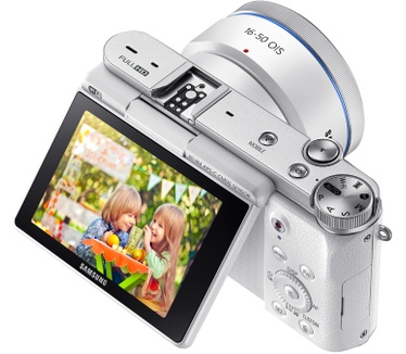 Samsung NX3000 + 16-50mm F3.5-5.6 Power Zoom Wit