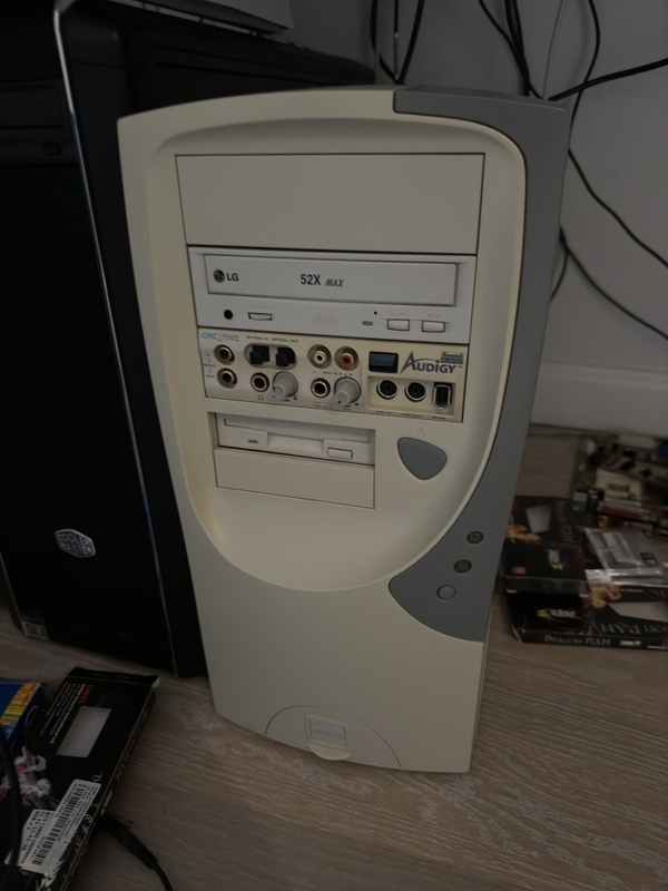 Afbeeldingslocatie: https://tweakers.net/i/TfKsX5Qmzs09tHLD7GeldSbhsyk=/x800/filters:strip_icc():strip_exif()/f/image/1bGf2c9QMPgmLfuhE4VSjvXx.jpg?f=fotoalbum_large