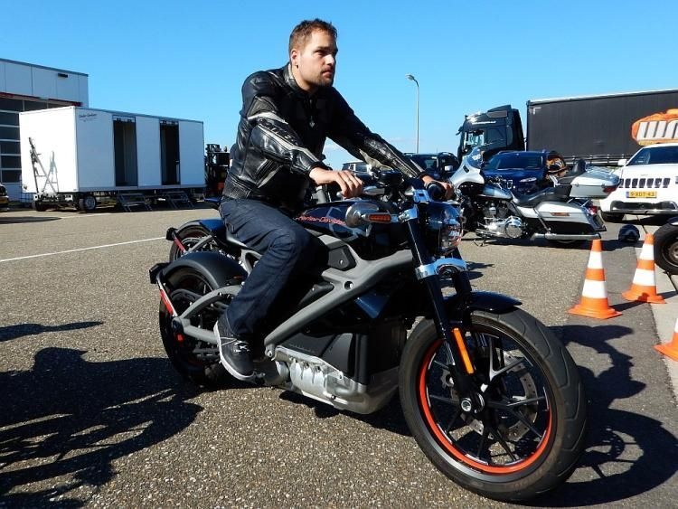 Afbeeldingslocatie: https://tweakers.net/i/TibGL1MvfvCoEeBfucTrSUTtsms=/fit-in/4920x3264/filters:max_bytes(3145728):no_upscale():strip_icc():strip_exif()/f/image/qnszYOMuEPkY79OLIa9LVmNU.jpg?f=user_large