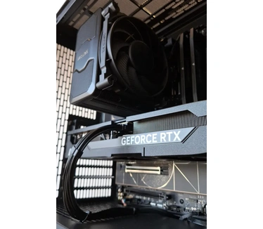 Xenith Extreme Epoch - Ryzen 9 9950X3D - GeForce RTX 5080 - 64 GB DDR5 - 2 TB Samsung ssd