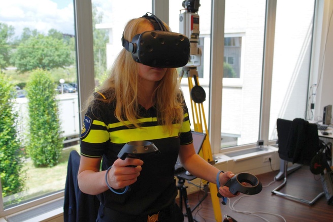 Politievrouw met HTC Vive