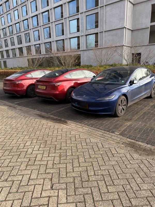 Afbeeldingslocatie: https://tweakers.net/i/Un2ubiobu6oEJcInUcElcI4beHY=/fit-in/4920x3264/filters:max_bytes(3145728):no_upscale():strip_icc():strip_exif()/f/image/YdirgXzWM873NE006LKR8SRC.jpg?f=user_large