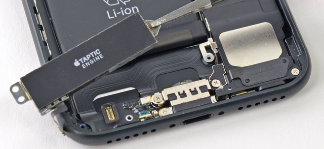 Taptic Engine in iPhone 7 (bron: iFixit)