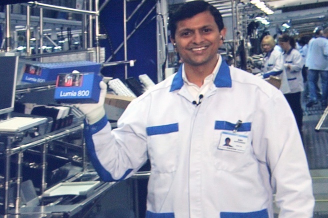 Medewerker Nokia-fabriek in Salo toont Lumia 800 tijdens keynote Elop op Nokia World