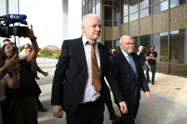 Julian Assange verschijnt bij rechtbank in Saipan. Bron: Chung Sung-Jun / Getty Images