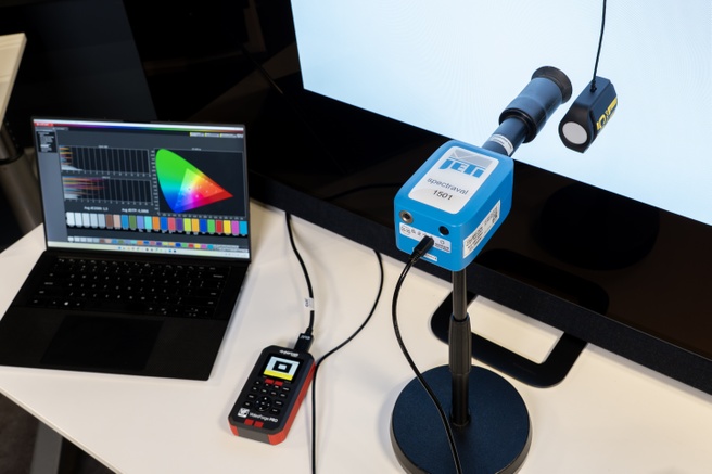 C6 HDR6000 colorimeter en JETI Spectraval 1501 Hires-spectroradiometer