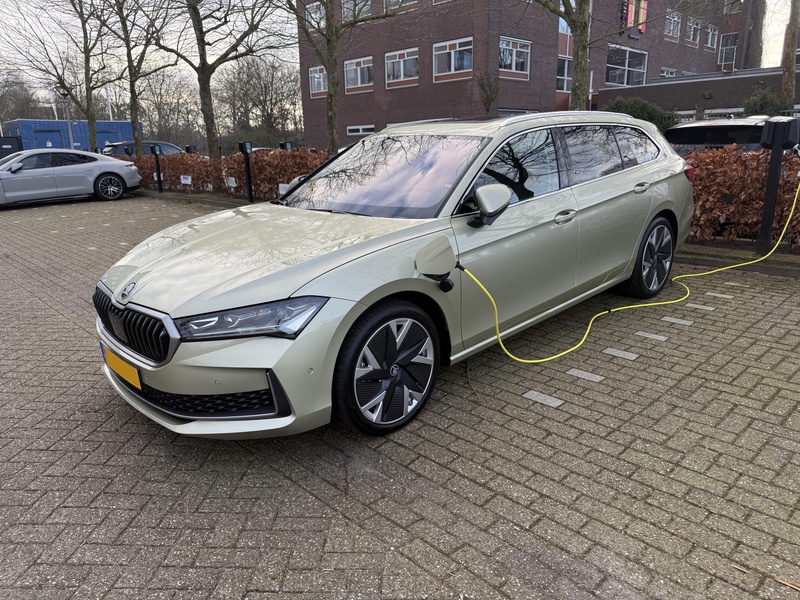 Afbeeldingslocatie: https://tweakers.net/i/WCwUtElMpONeAkRWsRyk7xWXJ20=/800x/filters:strip_icc():strip_exif()/f/image/GpC4mu9Uh7pjd0DEwauEDXS1.jpg?f=fotoalbum_large
