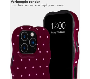 Selencia Vivid Wavy Backcover met MagSafe voor de Apple iPhone 16 Pro - Happy Dots Burgundy