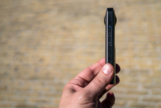 Ricoh Theta V zijkant