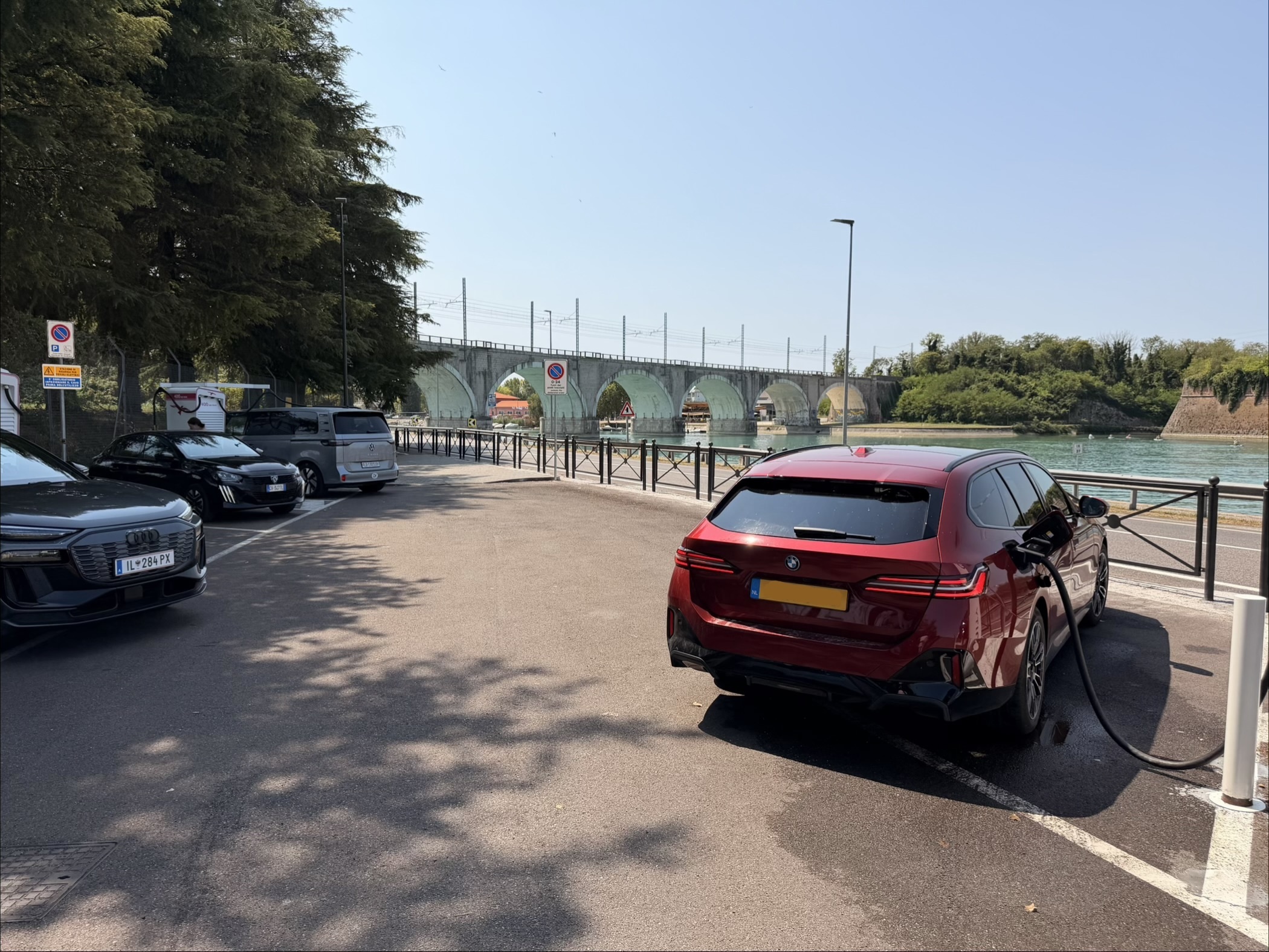 Afbeeldingslocatie: https://tweakers.net/i/WsrPxrUHuLL9_vvLJJFqhy3IclQ=/fit-in/4920x3264/filters:max_bytes(3145728):no_upscale():strip_icc():strip_exif()/f/image/lJbymTgISLJa3wRJ3mGfDe3P.jpg?f=user_large