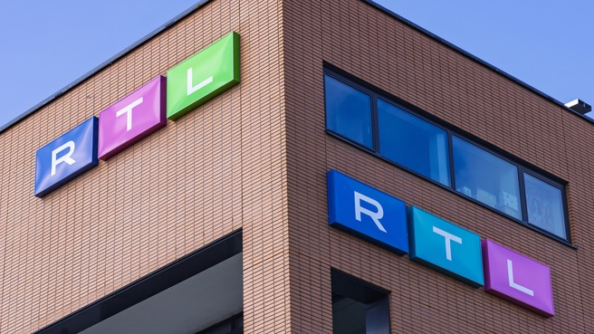 Het logo van RTL op het gebouw in Hilversum. Bron: Getty Images