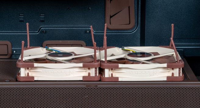 De rubber ophanging die door de fans steekt