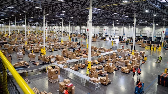 Een Amazon-magazijn met robots