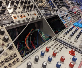 De synth van Benders is altijd in ontwikkeling