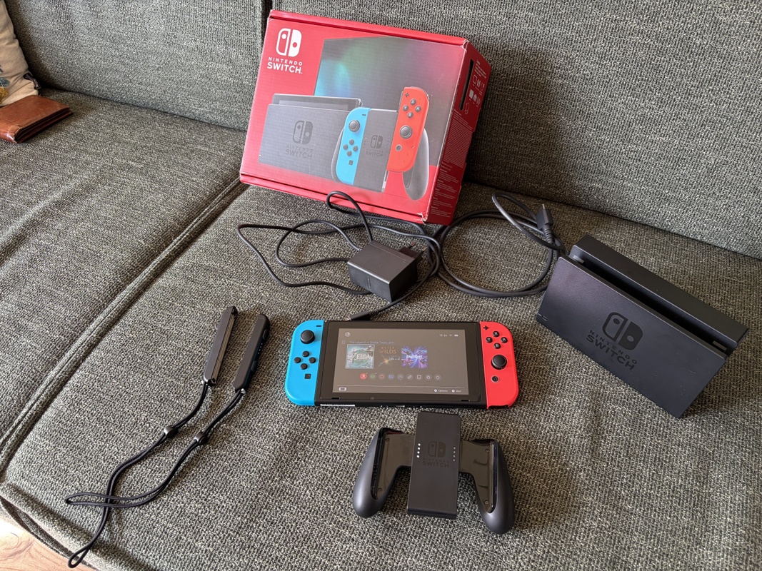 Nintendo Switch (2019 model) Blauw, Rood aangeboden - Vraag