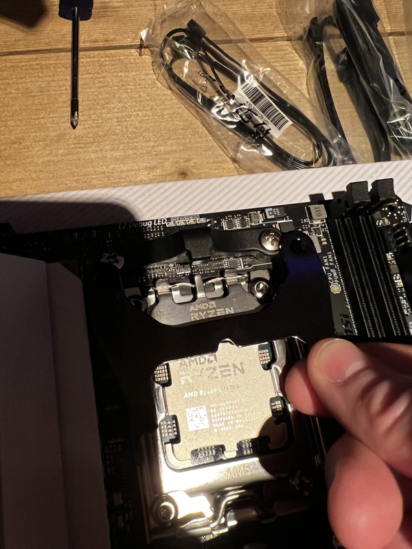 Afbeeldingslocatie: https://tweakers.net/i/Yiyem8GnWuFxCMTWCMYhSXPya8Y=/x800/filters:strip_icc():strip_exif()/f/image/nVpSnhq6FtOuT6TDYCY7NdjK.jpg?f=fotoalbum_large