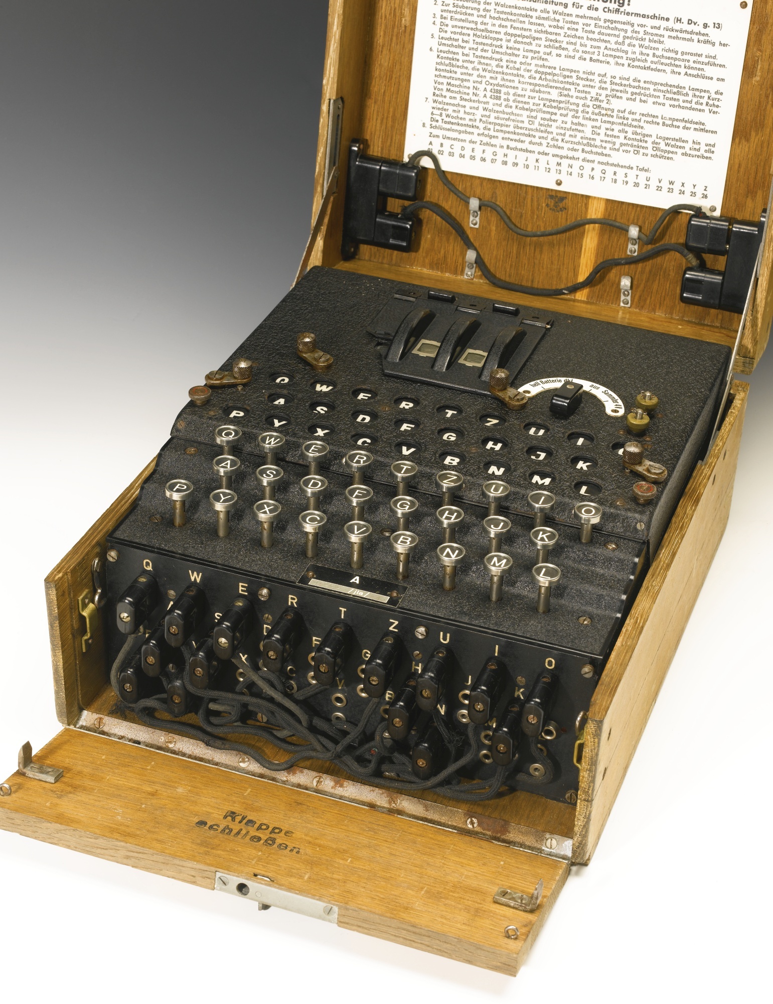 Codeermachine Enigma uit Tweede Wereldoorlog brengt 212.000 euro op bij ...