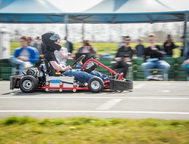 Kart wordt getest op een testdag van de Self Driving Challenge