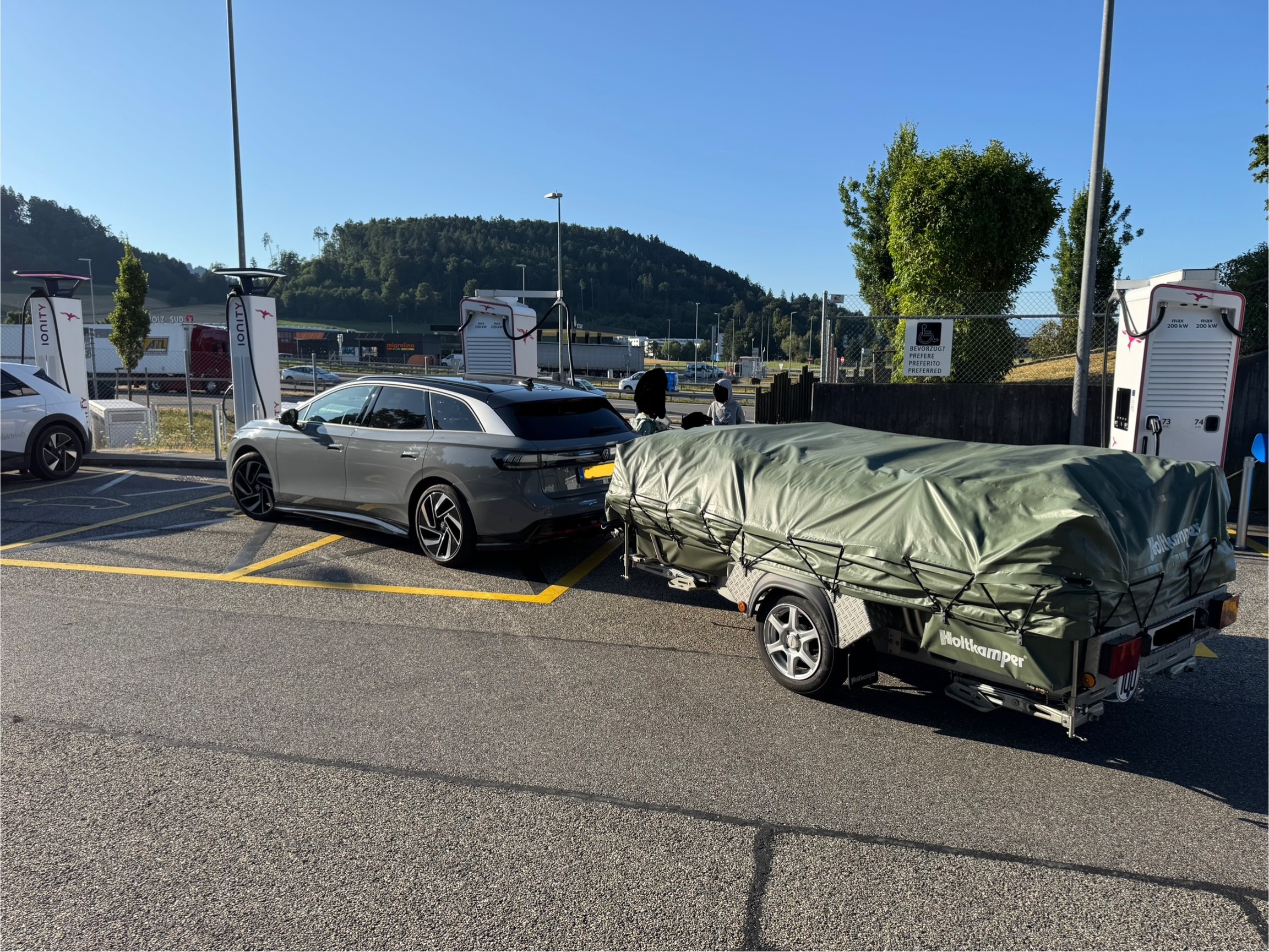 vrouwen zitten op stoelen met kussens icon set 1254210 Vectorkunst bij  Vecteezy, image size:2305x1729