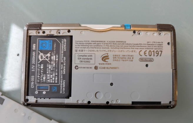 De achterklep van de 3DS is gelukkig simpel te verwijderen.